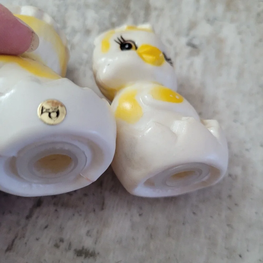 vintage plastic baby chicks salt & pepper shakers, cute‎ kitchen decor items